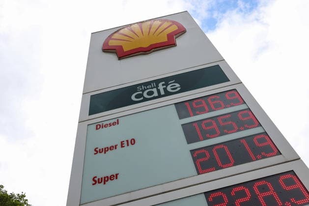 The fuel discount has been in force since 01 05 2026 The German government has reduced the energy tax on petrol and diesel until the end of June The savings are expected to be around 17 cents per liter SHELL petrol station in Siegen in the morning The current fuel prices in the morning Petrol station, fuel prices on 15 05 2026 in Siegen Germany