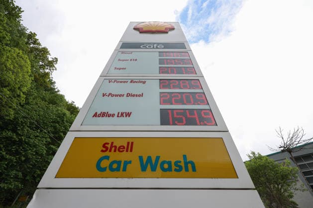 The fuel discount has been in force since 01 05 2026 The German government has reduced the energy tax on petrol and diesel until the end of June The savings are expected to be around 17 cents per liter SHELL petrol station in Siegen in the morning The current fuel prices in the morning Petrol station, fuel prices on 15 05 2026 in Siegen Germany