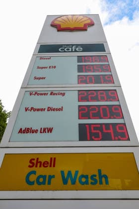 The fuel discount has been in force since 01 05 2026 The German government has reduced the energy tax on petrol and diesel until the end of June The savings are expected to be around 17 cents per liter SHELL petrol station in Siegen in the morning The current fuel prices in the morning Petrol station, fuel prices on 15 05 2026 in Siegen Germany