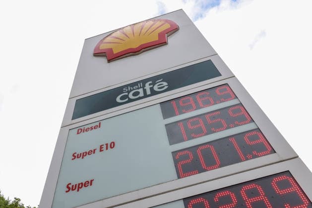 The fuel discount has been in force since 01 05 2026 The German government has reduced the energy tax on petrol and diesel until the end of June The savings are expected to be around 17 cents per liter SHELL petrol station in Siegen in the morning The current fuel prices in the morning Petrol station, fuel prices on 15 05 2026 in Siegen Germany