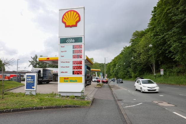 The fuel discount has been in force since 01 05 2026 The German government has reduced the energy tax on petrol and diesel until the end of June The savings are expected to be around 17 cents per liter SHELL petrol station in Siegen in the morning The current fuel prices in the morning Petrol station, fuel prices on 15 05 2026 in Siegen Germany