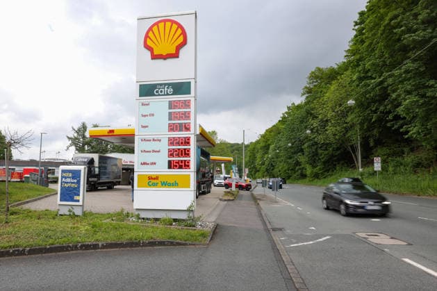 The fuel discount has been in force since 01 05 2026 The German government has reduced the energy tax on petrol and diesel until the end of June The savings are expected to be around 17 cents per liter SHELL petrol station in Siegen in the morning The current fuel prices in the morning Petrol station, fuel prices on 15 05 2026 in Siegen Germany
