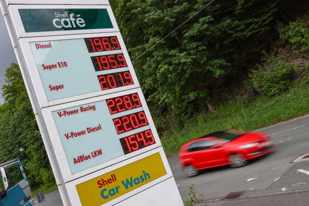 The fuel discount has been in force since 01 05 2026 The German government has reduced the energy tax on petrol and diesel until the end of June The savings are expected to be around 17 cents per liter SHELL petrol station in Siegen in the morning The current fuel prices in the morning Petrol station, fuel prices on 15 05 2026 in Siegen Germany