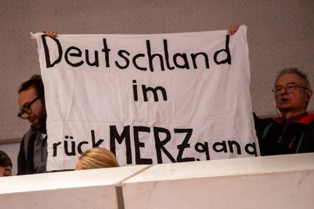 Germany in retreat, Protest against Chancellor Friedrich Merz, CDU, during his talk with young people, panel