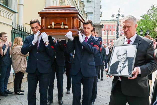 RUSSIA, MOSCOW - MAY 15, 2026: People carry a coffin with the body of TV presenter Vladimir Molchanov after a mourning ceremony at the Church of Saints Cosmas and Damian in Shubino. Molchanov died on May 11 aged 75. Sergei Bulkin TASS  92504583