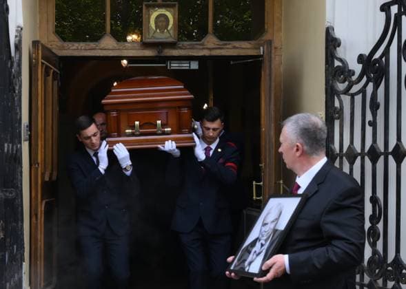 Russia TV Host Molchanov Death 9165866 15.05.2026 Pallbearers carry the coffin of Soviet and Russian television and radio host, speaker, and journalist Vladimir Molchanov, who passed away at the age of 75 on May 11, during a farewell ceremony before his funeral outside the Church of Saints Cosmas and Damian in Moscow, Russia. Grigory Sysoev Sputnik Moscow Russia  Copyright: xGrigoryxSysoevx