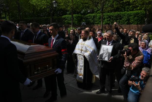 Russia TV Host Molchanov Death 9165870 15.05.2026 Pallbearers carry the coffin of Soviet and Russian television and radio host, speaker, and journalist Vladimir Molchanov, who passed away at the age of 75 on May 11, during a farewell ceremony before his funeral outside the Church of Saints Cosmas and Damian in Moscow, Russia. Grigory Sysoev Sputnik Moscow Russia  Copyright: xGrigoryxSysoevx
