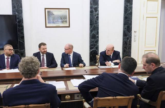 Russia Putin Economy 9166024 15.05.2026 Russian Prime Minister Mikhail Mishustin, First Deputy Chief of Staff of the Presidential Executive Office Sergei Kiriyenko and Deputy Chief of Staff of the Presidential Executive Office Maxim Oreshkin wait before a meeting on economic issues held by President Vladimir Putin at the Kremlin in Moscow, Russia. Mikhail Metzel Sputnik Moscow Russia  Copyright: xMikhailxMetzelx