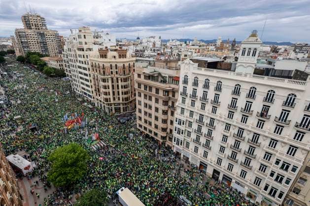 New demonstration for the indefinite strike in non-university public education in the Comunitat Valenciana Thousands of people protest during a new demonstration for the indefinite strike in non-university public education in the Comunitat Valenciana, on May 15, 2026, in Valencia, Comunidad Valenciana Spain Non-university public education began on May 11 an indefinite strike called by STEPV, CCOO, UGT and CSIF, with the support of ANPE and other unions The strike affects about 78,000 teachers of Infant, Primary, Secondary, Baccalaureate and Vocational Training and affects more than half a million students, including the second year of the EBAU, Primary, Secondary, Baccalaureate and Vocational Training and affects more than half a million s Copyright: xRoberxSolsonax 7525236