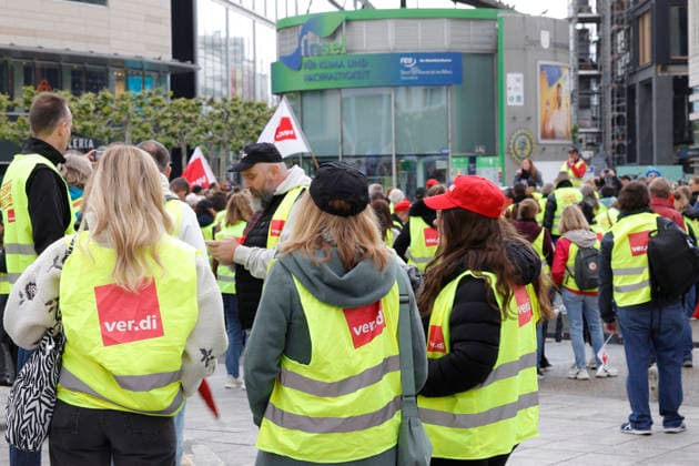 No deal without us 15 05 2026 Nationwide strike in retail First strike for more decent pay in the collective bargaining round in Hesse in Frankfurt and Kassel with demonstration march from the DGB House to the rally at the Hauptwache Frankfurt Main Hesse Germany