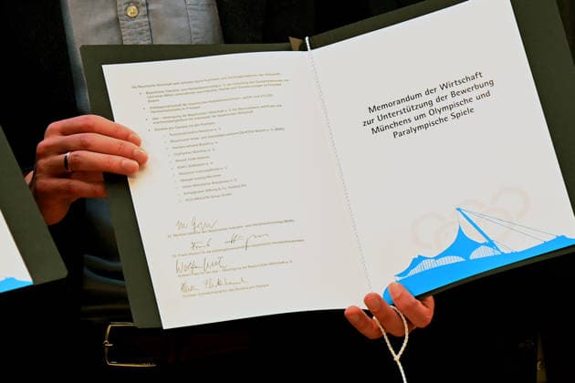 Dr. Soeder, Kirchner and Krause accept memorandum from the Bavarian economy on 15 May 2026 in Munich The economy stands resolutely and enthusiastically behind Munichs bid for the Olympic and Paralympic Games