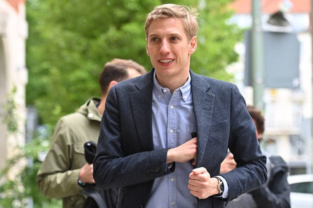 Arrival Dominik KRAUSE OB Muenchen , single image, cropped single motif, half figure, half figure Dr Soeder, Kirchner and Krause accept memorandum of the Bavarian economy on 15 05 2026 in Munich The economy stands resolutely and enthusiastically behind Munichs bid for the Olympic and Paralympic Games
