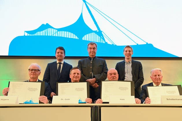 hi from left Sandro KIRCHNER,Markus SOEDER State Premier of Bavaria and CSU Chairman ,Dominik KRAUSE Mayor of Munich , front from left Dr Frank HUEPERS ,Dr Manfred GOESSL, Wolfram HATZ,Christian SCHOTTENHAMEL Dr Soeder, Kirchner and Krause accept memorandum of the Bavarian economy on 15 05 2