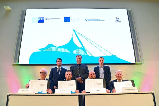 hi from left Sandro KIRCHNER,Markus SOEDER State Premier of Bavaria and CSU Chairman ,Dominik KRAUSE Mayor of Munich , front from left Dr Frank HUEPERS ,Dr Manfred GOESSL, Wolfram HATZ,Christian SCHOTTENHAMEL Dr Soeder, Kirchner and Krause accept memorandum of the Bavarian economy on 15 05 2