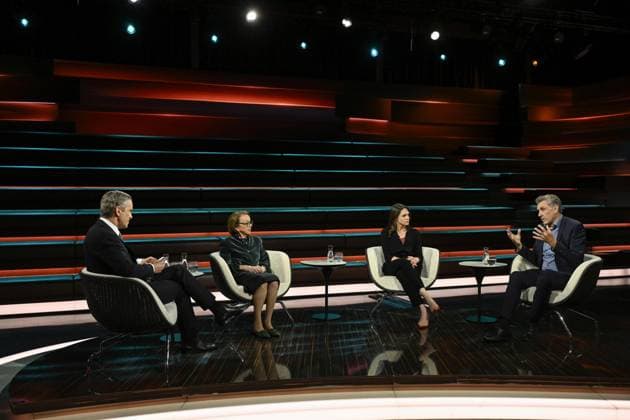 Talkrunde bei Markus Lanz , ZDF 05 26 her Markus Lanz, Eva Umlauf, Ruth-Anne Damm und Dr. Oliver von Wrochem (v. li.) am 14. Mai 2026 in Markus Lanz , ZDF (Aufzeichnung vom 4. Mai 2026) TV Fernsehen Talkshow Talk Show Deutschland deutsch deutscher Mann Männer deutsche Frau Frauen slowakisch-deutsche Psychotherapeutin Kinderärztin Ärztin KZ-Überlebende Unternehmerin Sozialunternehmerin Zweitzeugen Historiker Leiter KZ-Gedenkstätte Neuengamme Italien italienisch italienischer italienisch-deutscher Moderator Fotografie Fotograf Journalist Journalismus Autor german slovakian female physician doctor psychotherapist enterpriser social historian journalism german-italian presenter host photographer author quer ganz freistellbar