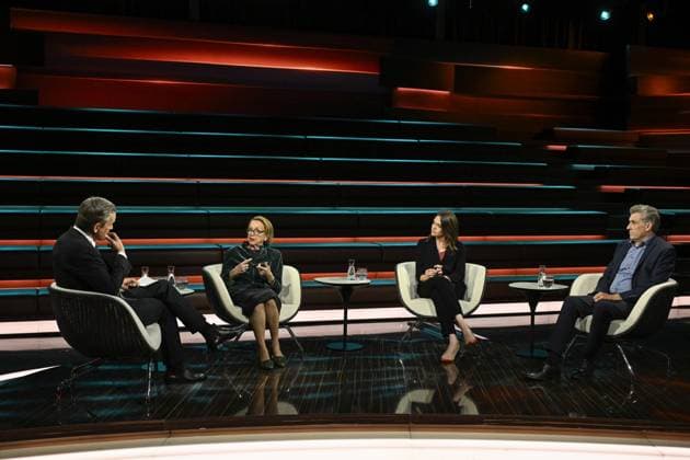 Talkrunde bei Markus Lanz , ZDF 05 26 her Markus Lanz, Eva Umlauf, Ruth-Anne Damm und Dr. Oliver von Wrochem (v. li.) am 14. Mai 2026 in Markus Lanz , ZDF (Aufzeichnung vom 4. Mai 2026) TV Fernsehen Talkshow Talk Show Deutschland deutsch deutscher Mann Männer deutsche Frau Frauen slowakisch-deutsche Psychotherapeutin Kinderärztin Ärztin KZ-Überlebende Unternehmerin Sozialunternehmerin Zweitzeugen Historiker Leiter KZ-Gedenkstätte Neuengamme Italien italienisch italienischer italienisch-deutscher Moderator Fotografie Fotograf Journalist Journalismus Autor german slovakian female physician doctor psychotherapist enterpriser social historian journalism german-italian presenter host photographer author quer ganz freistellbar