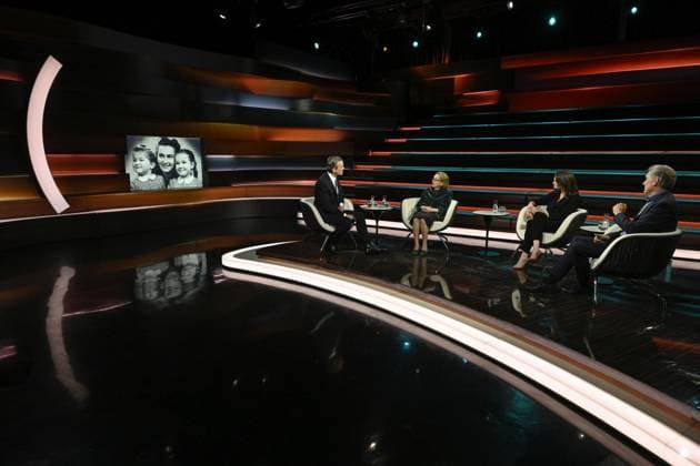 Talkrunde bei Markus Lanz , ZDF 05 26 her Markus Lanz, Eva Umlauf, Ruth-Anne Damm und Dr. Oliver von Wrochem (v. li.) am 14. Mai 2026 in Markus Lanz , ZDF (Aufzeichnung vom 4. Mai 2026) TV Fernsehen Talkshow Talk Show Deutschland deutsch deutscher Mann Männer deutsche Frau Frauen slowakisch-deutsche Psychotherapeutin Kinderärztin Ärztin KZ-Überlebende Unternehmerin Sozialunternehmerin Zweitzeugen Historiker Leiter KZ-Gedenkstätte Neuengamme Italien italienisch italienischer italienisch-deutscher Moderator Fotografie Fotograf Journalist Journalismus Autor german slovakian female physician doctor psychotherapist enterpriser social historian journalism german-italian presenter host photographer author quer ganz freistellbar