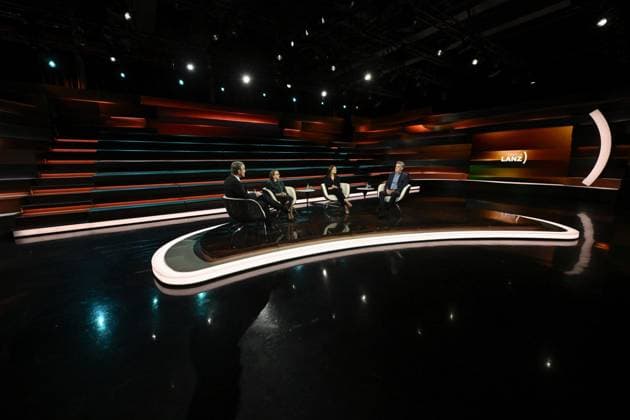 Talkrunde bei Markus Lanz , ZDF 05 26 her Markus Lanz, Eva Umlauf, Ruth-Anne Damm und Dr. Oliver von Wrochem (v. li.) am 14. Mai 2026 in Markus Lanz , ZDF (Aufzeichnung vom 4. Mai 2026) TV Fernsehen Talkshow Talk Show Deutschland deutsch deutscher Mann Männer deutsche Frau Frauen slowakisch-deutsche Psychotherapeutin Kinderärztin Ärztin KZ-Überlebende Unternehmerin Sozialunternehmerin Zweitzeugen Historiker Leiter KZ-Gedenkstätte Neuengamme Italien italienisch italienischer italienisch-deutscher Moderator Fotografie Fotograf Journalist Journalismus Autor german slovakian female physician doctor psychotherapist enterpriser social historian journalism german-italian presenter host photographer author quer ganz freistellbar