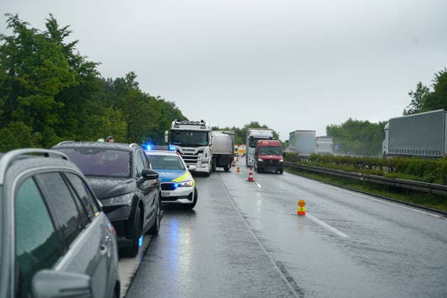 Traffic accident involving several vehicles Schlüchtern A66 Fulda direction Frankfurt zwi Hessen Germany