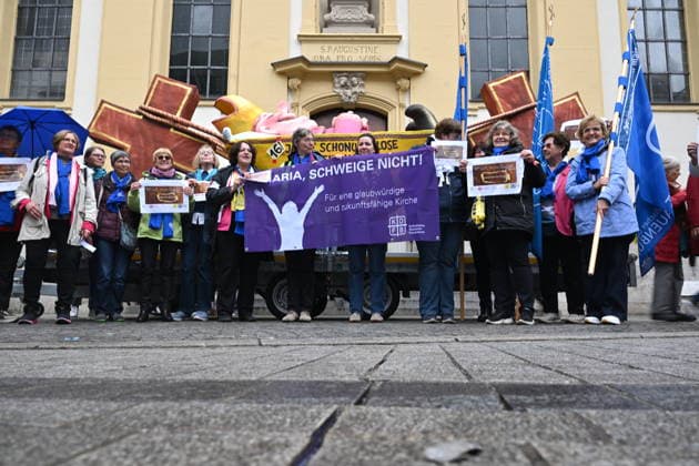 Menschenkette von katholischen Reformgruppen zwischen dem Kiliansdom und der Augustiner Kirche beim Katholikentag in Wuerzburg (Foto vom 15.05.2026). Mit dem Aufruf Gemeinsam fuer mutigere Reformen! formulieren 30 katholische Organisationen kirchliche und gesellschaftliche Handlungsfelder, die das Leitwort Habt Mut, steht auf! des Wuerzburger Katholikentages konkret werden lassen. Bis Sonntag werden beim 104. Deutschen Katholikentag unter dem biblischen Leitwort Hab Mut, steh auf! mehrere zehntausend Teilnehmende zu insgesamt 900 Veranstaltungen erwartet. Das Treffen soll angesichts von Krieg, Klimawandel, sozialer Spaltung sowie Vertrauenskrisen in Politik und Kirche dazu ermutigen, nach Wegen fuer die Zukunft zu suchen. (Siehe epd-M Copyright: epd-bild DanielxPeter epd-Katholikentag_Wuerzburg117-kopieren.jpeg