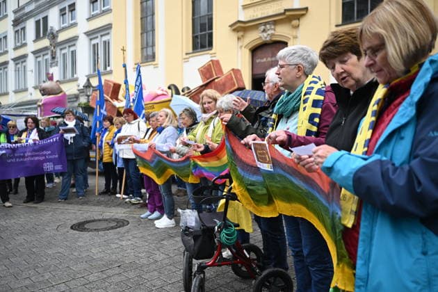 Menschenkette von katholischen Reformgruppen zwischen dem Kiliansdom und der Augustiner Kirche beim Katholikentag in Wuerzburg (Foto vom 15.05.2026). Mit dem Aufruf Gemeinsam fuer mutigere Reformen! formulieren 30 katholische Organisationen kirchliche und gesellschaftliche Handlungsfelder, die das Leitwort Habt Mut, steht auf! des Wuerzburger Katholikentages konkret werden lassen. Bis Sonntag werden beim 104. Deutschen Katholikentag unter dem biblischen Leitwort Hab Mut, steh auf! mehrere zehntausend Teilnehmende zu insgesamt 900 Veranstaltungen erwartet. Das Treffen soll angesichts von Krieg, Klimawandel, sozialer Spaltung sowie Vertrauenskrisen in Politik und Kirche dazu ermutigen, nach Wegen fuer die Zukunft zu suchen. (Siehe epd-M Copyright: epd-bild DanielxPeter epd-Katholikentag_Wuerzburg121-kopieren.jpeg