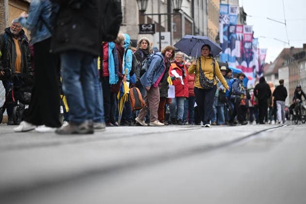 Menschenkette von katholischen Reformgruppen zwischen dem Kiliansdom und der Augustiner Kirche beim Katholikentag in Wuerzburg (Foto vom 15.05.2026). Mit dem Aufruf Gemeinsam fuer mutigere Reformen! formulieren 30 katholische Organisationen kirchliche und gesellschaftliche Handlungsfelder, die das Leitwort Habt Mut, steht auf! des Wuerzburger Katholikentages konkret werden lassen. Bis Sonntag werden beim 104. Deutschen Katholikentag unter dem biblischen Leitwort Hab Mut, steh auf! mehrere zehntausend Teilnehmende zu insgesamt 900 Veranstaltungen erwartet. Das Treffen soll angesichts von Krieg, Klimawandel, sozialer Spaltung sowie Vertrauenskrisen in Politik und Kirche dazu ermutigen, nach Wegen fuer die Zukunft zu suchen. (Siehe epd-M Copyright: epd-bild DanielxPeter epd-Katholikentag_Wuerzburg123-kopieren.jpeg