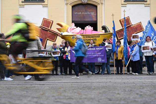 Menschenkette von katholischen Reformgruppen zwischen dem Kiliansdom und der Augustiner Kirche beim Katholikentag in Wuerzburg (Foto vom 15.05.2026). Mit dem Aufruf Gemeinsam fuer mutigere Reformen! formulieren 30 katholische Organisationen kirchliche und gesellschaftliche Handlungsfelder, die das Leitwort Habt Mut, steht auf! des Wuerzburger Katholikentages konkret werden lassen. Bis Sonntag werden beim 104. Deutschen Katholikentag unter dem biblischen Leitwort Hab Mut, steh auf! mehrere zehntausend Teilnehmende zu insgesamt 900 Veranstaltungen erwartet. Das Treffen soll angesichts von Krieg, Klimawandel, sozialer Spaltung sowie Vertrauenskrisen in Politik und Kirche dazu ermutigen, nach Wegen fuer die Zukunft zu suchen. (Siehe epd-M Copyright: epd-bild DanielxPeter DSC_2157.jpeg