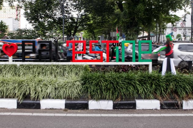 May 15, 2026, Bandung, West Java, Indonesia: Protesters from the Ã¢â‚¬oeSolidarity Through Art for PalestineÃ¢â‚¬Â movement held a demonstration on Asia-Afrika Street in Bandung, West Java, Indonesia. The demonstration was held to commemorate the 78th anniversary of the Nakba as a show of solidarity with the Palestinian civilian population in their struggle against genocide, Zionism, and colonialism, which have persisted since 1948. Bandung Indonesia - ZUMAa305 20260515_zip_a305_005 Copyright: xArdixSeptianx