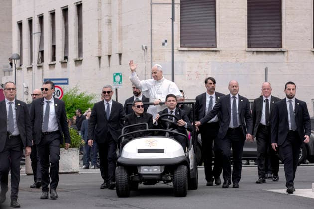 Pope Leo XIV visits Sapienza University in Roma, Italy - 14 May 2026 Pope Leo XIV waves as he arrives for his visit to Sapienza University, the first university in Rome. Rome Italy Copyright: xMariaxGraziaxPicciarellax xSOPAxImagesx MGPICCIARELLA_9814