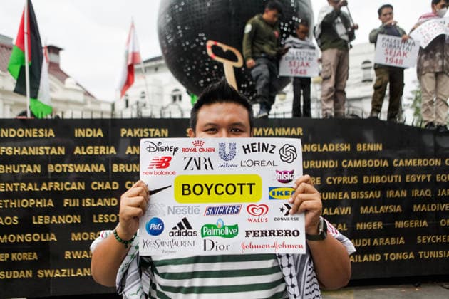 May 15, 2026, Bandung, West Java, Indonesia: Protesters from the Ã¢â‚¬oeSolidarity Through Art for PalestineÃ¢â‚¬Â movement held a demonstration on Asia-Afrika Street in Bandung, West Java, Indonesia. The demonstration was held to commemorate the 78th anniversary of the Nakba as a show of solidarity with the Palestinian civilian population in their struggle against genocide, Zionism, and colonialism, which have persisted since 1948. Bandung Indonesia - ZUMAa305 20260515_zip_a305_019 Copyright: xArdixSeptianx