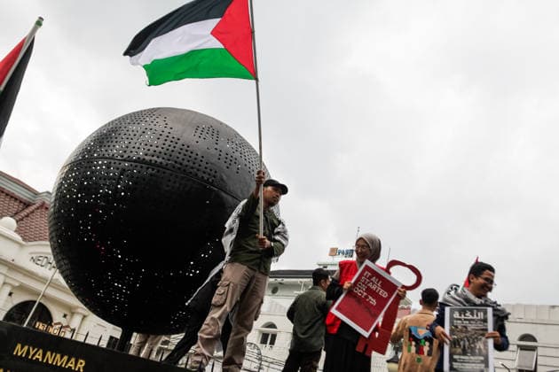 May 15, 2026, Bandung, West Java, Indonesia: Protesters from the Ã¢â‚¬oeSolidarity Through Art for PalestineÃ¢â‚¬Â movement held a demonstration on Asia-Afrika Street in Bandung, West Java, Indonesia. The demonstration was held to commemorate the 78th anniversary of the Nakba as a show of solidarity with the Palestinian civilian population in their struggle against genocide, Zionism, and colonialism, which have persisted since 1948. Bandung Indonesia  - ZUMAa305 20260515_zip_a305_007 Copyright: xArdixSeptianx