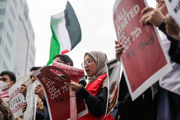 May 15, 2026, Bandung, West Java, Indonesia: Protesters from the Ã¢â‚¬oeSolidarity Through Art for PalestineÃ¢â‚¬Â movement held a demonstration on Asia-Afrika Street in Bandung, West Java, Indonesia. The demonstration was held to commemorate the 78th anniversary of the Nakba as a show of solidarity with the Palestinian civilian population in their struggle against genocide, Zionism, and colonialism, which have persisted since 1948. Bandung Indonesia - ZUMAa305 20260515_zip_a305_015 Copyright: xArdixSeptianx