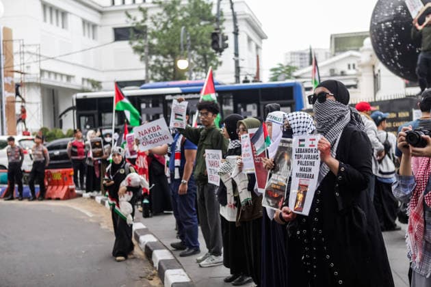 May 15, 2026, Bandung, West Java, Indonesia: Protesters from the Ã¢â‚¬oeSolidarity Through Art for PalestineÃ¢â‚¬Â movement held a demonstration on Asia-Afrika Street in Bandung, West Java, Indonesia. The demonstration was held to commemorate the 78th anniversary of the Nakba as a show of solidarity with the Palestinian civilian population in their struggle against genocide, Zionism, and colonialism, which have persisted since 1948. Bandung Indonesia  - ZUMAa305 20260515_zip_a305_003 Copyright: xArdixSeptianx