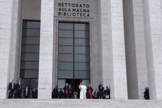 May 14, 2026, Rome, Italy: Pope Leo XIV greets students upon his arrival at Sapienza University, Rome s first university. Rome Italy  - ZUMAs197 20260514_aaa_s197_989 Copyright: xMariaxGraziaxPicciarellax