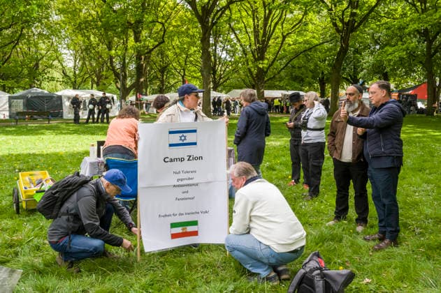 Exiliraner und Israelis demonstrieren gemeinsam gegen Antisemitismus und Fanatismus auch auf der Moorweide 20260515ad046 20260515ad046 Camp Zion iranisch Exil-Iraner und Israelis demonstrieren gemeinsam gegen Antisemitismua und Fanatismus Nahostkonflikt Demonstration, Protestcamp, Solidarität, Protest, Kundgebung, Aktivismus, Israelflagge, Meinungsfreiheit, Friedensbewegung, Protestbanner, Gemeinschaft, Öffentlichkeit, Dialog, Zivilgesellschaft, Menschenrechte politisch, friedlich, solidarisch, international, engagiert, öffentlich, interkulturell, demonstrativ, aktivistisch, pluralistisch, tolerant, urban, emotional, demonstrieren, protestieren, solidarisieren, unterstützen, fordern, versammeln, aufklären, engagieren, thematisieren, Copyright: xAchimxDuwentästerx