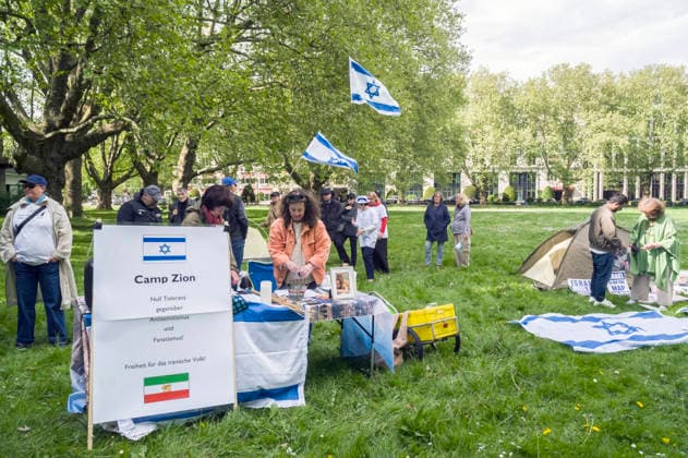 Exiliraner und Israelis demonstrieren gemeinsam gegen Antisemitismus und Fanatismus auch auf der Moorweide 20260515ad070 20260515ad070 Camp Zion iranisch Exil-Iraner und Israelis demonstrieren gemeinsam gegen Antisemitismua und Fanatismus Nahostkonflikt Demonstration, Protestcamp, Solidarität, Protest, Kundgebung, Aktivismus, Israelflagge, Meinungsfreiheit, Friedensbewegung, Protestbanner, Gemeinschaft, Öffentlichkeit, Dialog, Zivilgesellschaft, Menschenrechte politisch, friedlich, solidarisch, international, engagiert, öffentlich, interkulturell, demonstrativ, aktivistisch, pluralistisch, tolerant, urban, emotional, demonstrieren, protestieren, solidarisieren, unterstützen, fordern, versammeln, aufklären, engagieren, thematisieren, Copyright: xAchimxDuwentästerx
