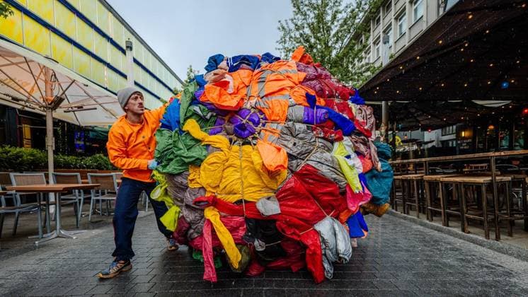 At the Fidena theater festival, a 2.20-meter ball of clothing rolls through the city center Brave people can let themselves be rolled over Sisypholia Copyright: ChristophxJendral doc85uwyo2j9sl875kco65 ,EDITORIAL USE ONLY Copyright: ChristophxJendral