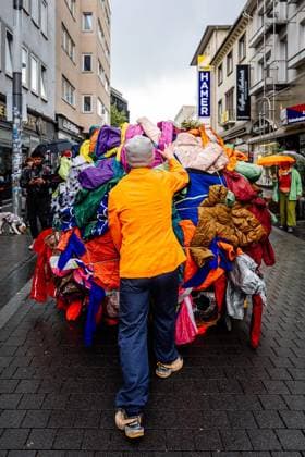 At the Fidena theater festival, a 2.20-meter ball of clothing rolls through the city center Brave people can let themselves be rolled over Sisypholia Copyright: ChristophxJendral doc85uwyo8rm051llgiueqn ,EDITORIAL USE ONLY Copyright: ChristophxJendral
