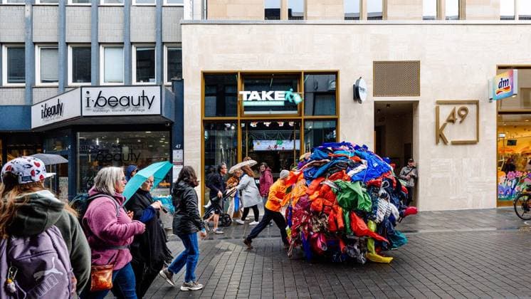 At the Fidena theater festival, a 2.20-meter ball of clothing rolls through the city center Brave people can let themselves be rolled over Sisypholia Copyright: ChristophxJendral doc85uwyoemvrnoabrwusx ,EDITORIAL USE ONLY Copyright: ChristophxJendral