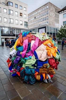 At the Fidena theater festival, a 2.20-meter ball of clothing rolls through the city center Brave people can let themselves be rolled over Sisypholia Copyright: ChristophxJendral doc85uwyoogdua1kmr0iuhg ,EDITORIAL USE ONLY Copyright: ChristophxJendral