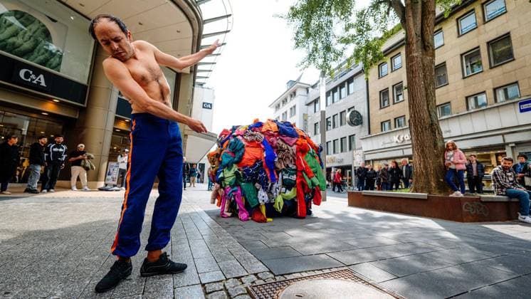 At the Fidena theater festival, a 2.20-meter ball of clothing rolls through the city center Brave people can let themselves be rolled over Sisypholia Copyright: ChristophxJendral doc85uwyr45z151ne5lko65 ,EDITORIAL USE ONLY Copyright: ChristophxJendral