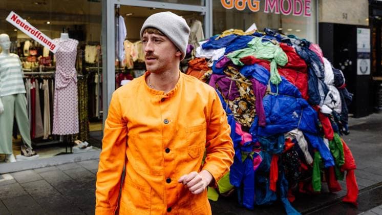 At the Fidena theater festival, a 2.20-meter ball of clothing rolls through the city center Brave people can let themselves be rolled over Sisypholia Copyright: ChristophxJendral doc85uwzqmf9qu1gjg0veqn ,EDITORIAL USE ONLY Copyright: ChristophxJendral