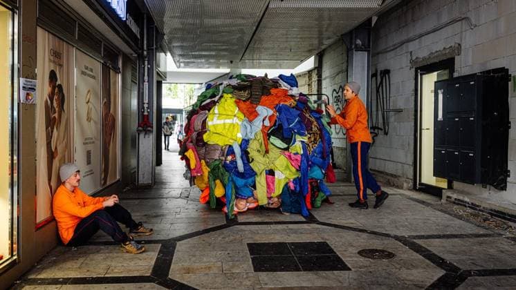 At the Fidena theater festival, a 2.20-meter ball of clothing rolls through the city center Brave people can let themselves be rolled over Sisypholia Copyright: ChristophxJendral doc85ux0mq029s60uowuhg ,EDITORIAL USE ONLY Copyright: ChristophxJendral