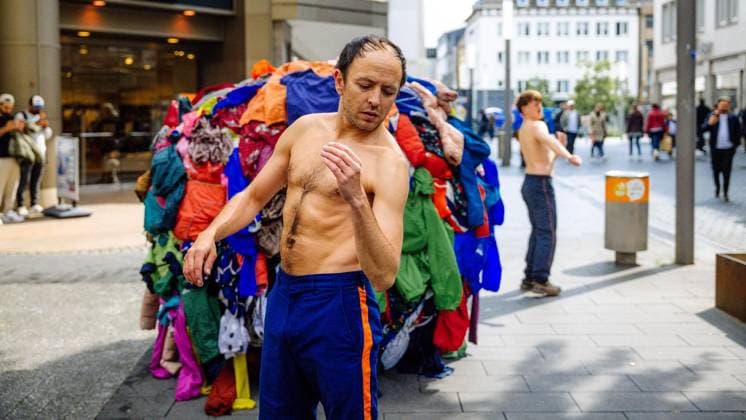 At the Fidena theater festival, a 2.20-meter ball of clothing rolls through the city center Brave people can let themselves be rolled over Sisypholia Copyright: ChristophxJendral doc85ux0ovoura15dntfec2 ,EDITORIAL USE ONLY Copyright: ChristophxJendral