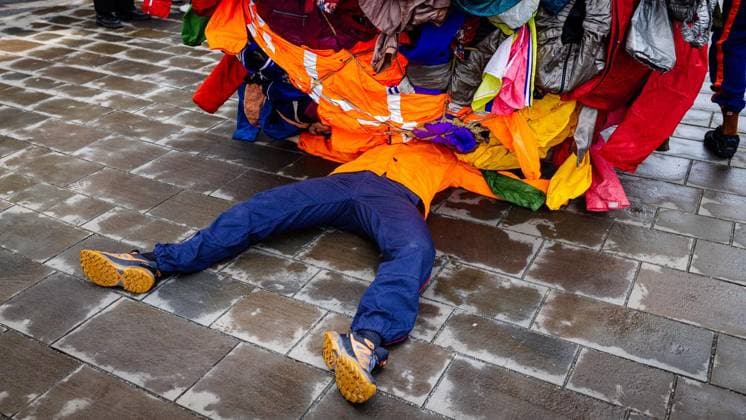 At the Fidena theater festival, a 2.20-meter ball of clothing rolls through the city center Brave people can let themselves be rolled over Sisypholia Copyright: ChristophxJendral doc85ux0p98plj7hzwue77 ,EDITORIAL USE ONLY Copyright: ChristophxJendral