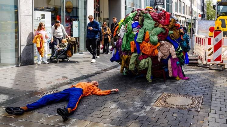 At the Fidena theater festival, a 2.20-meter ball of clothing rolls through the city center Brave people can let themselves be rolled over Sisypholia Copyright: ChristophxJendral doc85ux0r9h26q16cxwieqn ,EDITORIAL USE ONLY Copyright: ChristophxJendral