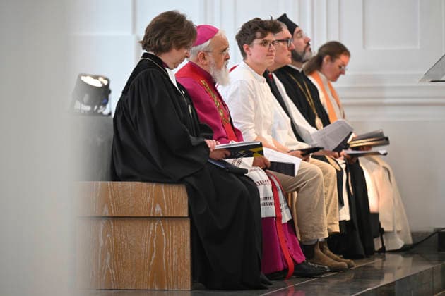 Zentraler Oekumenischer Gottesdienst im Dom St. Kilian auf dem Katholikentag in Wuerzburg. (Foto vom 15.05.2026: Cornelia Richter, Bischoefin der Evangelischen Kirche A.B. Oesterreich; Bischof Gerhard Feige, roemisch-katholischer Bischof von Magdeburg; Anna-Nicole Heinrich, Praeses der Synode der EKD; Christopher Easthill, Vorsitzender der Arbeitsgemeinschaft Christlicher Kirchen in Deutschland (ACK); Bischof Emmanuel von Christoupolis, Griechisch-Orthodoxe Metropolie von Deutschland; Anja Goller, Generalvikar der Alt-Katholiken in Deutschland (v.l.n.r.)) Bis Sonntag werden beim 104. Deutschen Katholikentag unter dem biblischen Leitwort Hab Mut, steh auf! mehrere zehntausend Teilnehmende zu insgesamt 900 Veranstaltungen erwartet. Das Tref Copyright: epd-bild DanielxPeter epd-Katholikentag_Wuerzburg 125-kopieren.jpeg