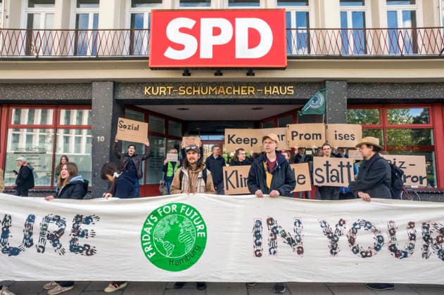 FfF demonstrate in front of the Kurt Schumacher Haus of the SPD Hamburg against the Building Modernization Act 20260515ad007 20260515ad007 Fridays Copyright: xAchimxDuwentästerx