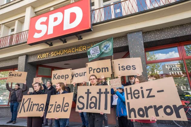 FfF demonstrate in front of the Kurt Schumacher Haus of the SPD Hamburg against the Building Modernization Act 20260515ad010 20260515ad010 Fridays Copyright: xAchimxDuwentästerx