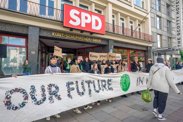 FfF demonstrate in front of the Kurt Schumacher Haus of the SPD Hamburg against the Building Modernization Act 20260515ad020 20260515ad020 Fridays f Copyright: xAchimxDuwentästerx